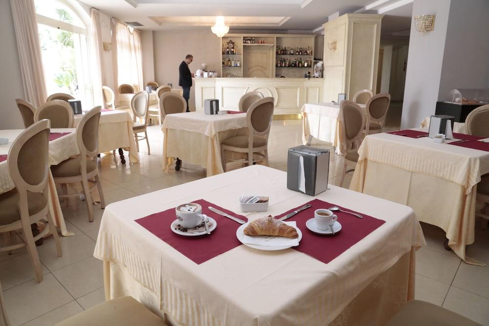 Club Kennedy Hotel 4*